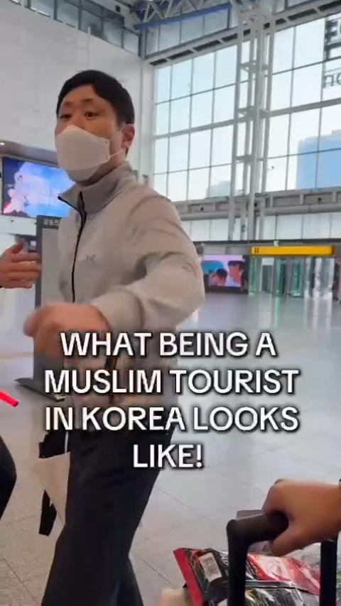 여성관광객들한테 ㅆ년들 이라며 발길질하는 한국아저씨 + 제대로 막지않는 보안요원 | 인스티즈