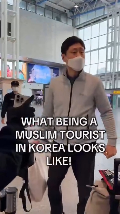 여성관광객들한테 ㅆ년들 이라며 발길질하는 한국아저씨 + 제대로 막지않는 보안요원 | 인스티즈