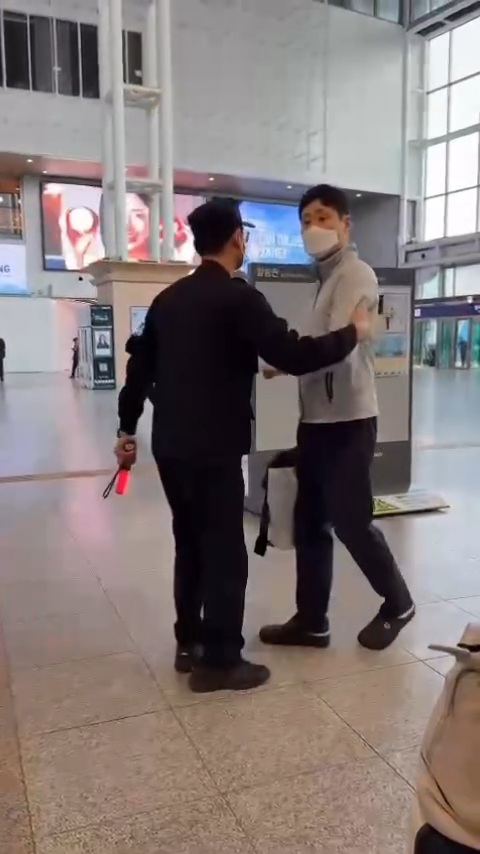 여성관광객들한테 ㅆ년들 이라며 발길질하는 한국아저씨 + 제대로 막지않는 보안요원 | 인스티즈
