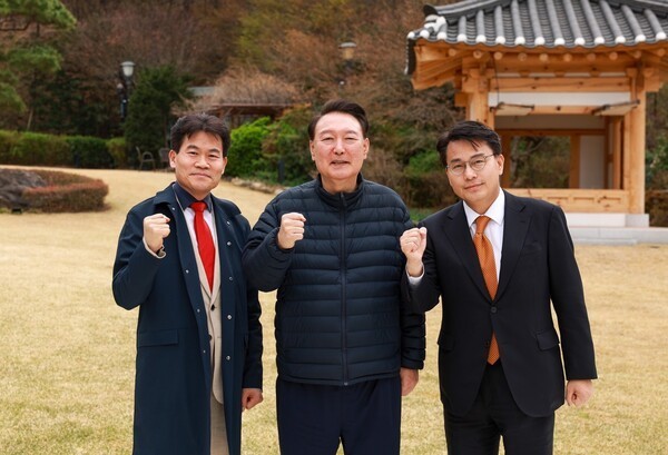 尹 "나야 죽어도 상관없지만 국민들 어쩌나"…전한길 만나 토로 | 인스티즈