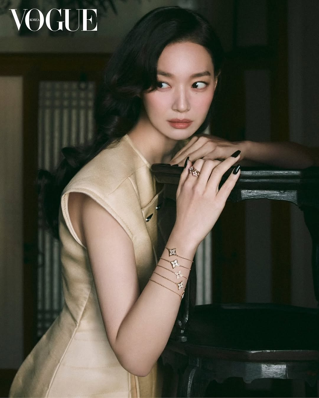 브랜드 화보에서 제품이 돋보이게 손을 잘쓰는 신민아 | 인스티즈