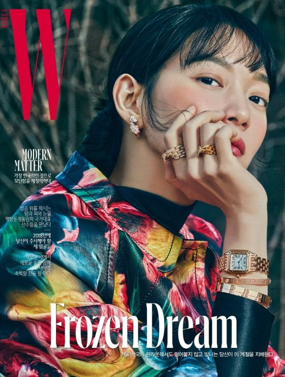 브랜드 화보에서 제품이 돋보이게 손을 잘쓰는 신민아 | 인스티즈