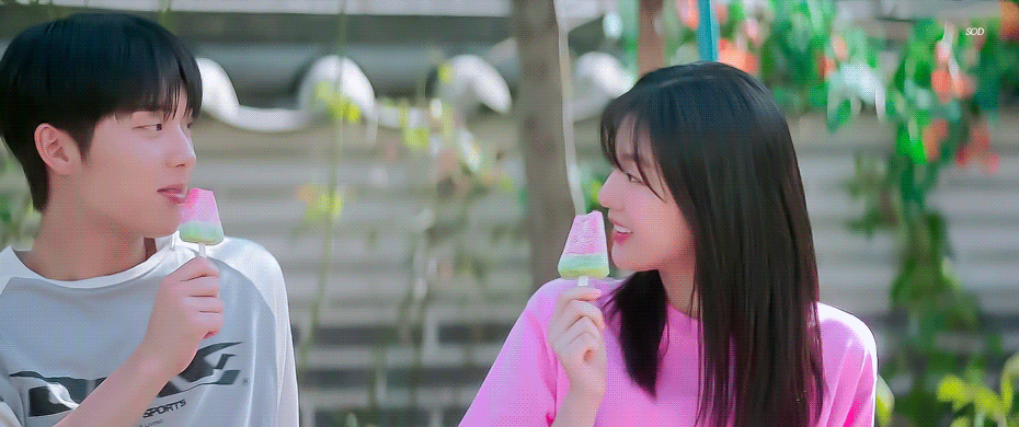 제작진 광대 터지면서 찍은 2002년생 배우들 꽁냥씬.gif | 인스티즈