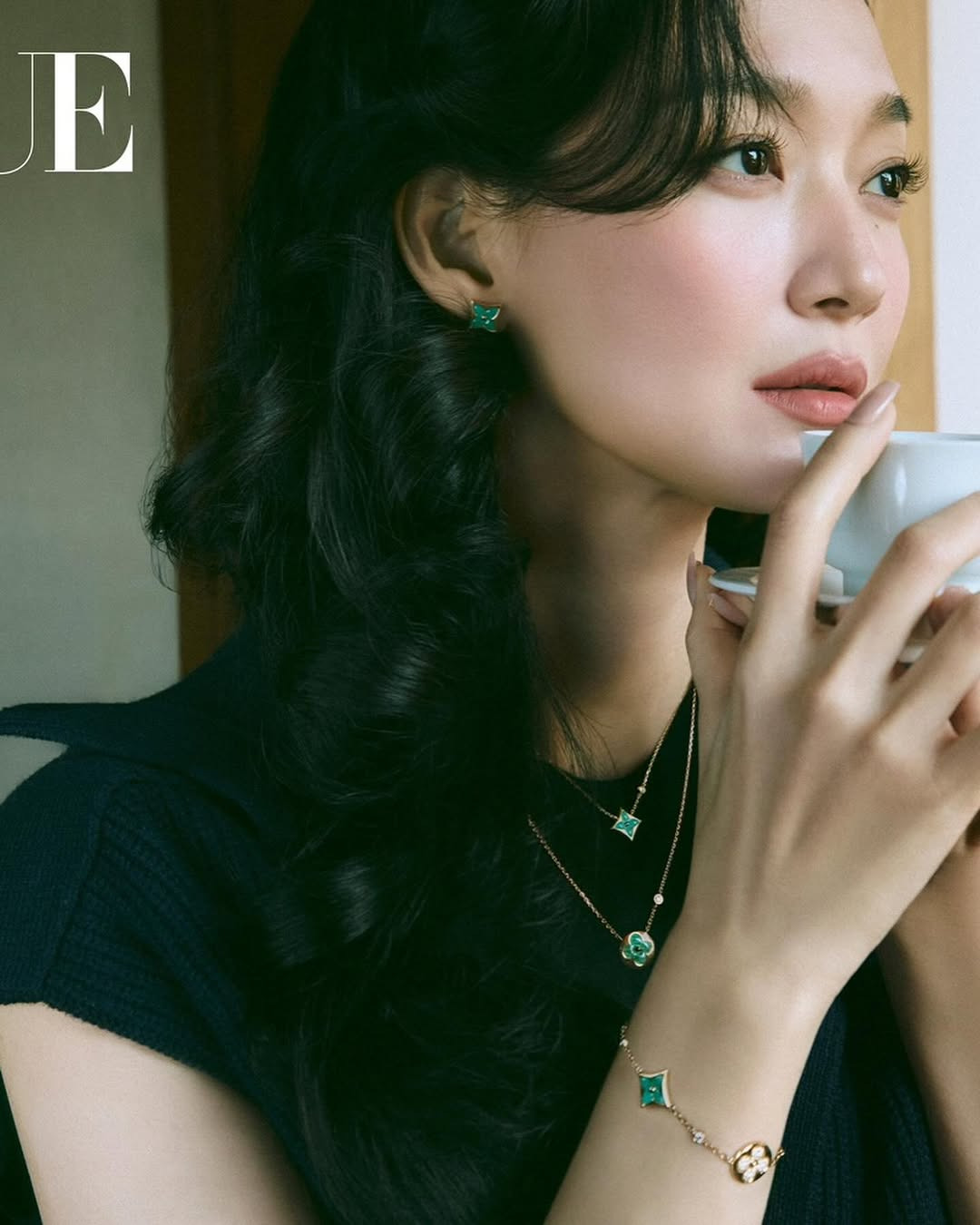 브랜드 화보에서 제품이 돋보이게 손을 잘쓰는 신민아 | 인스티즈