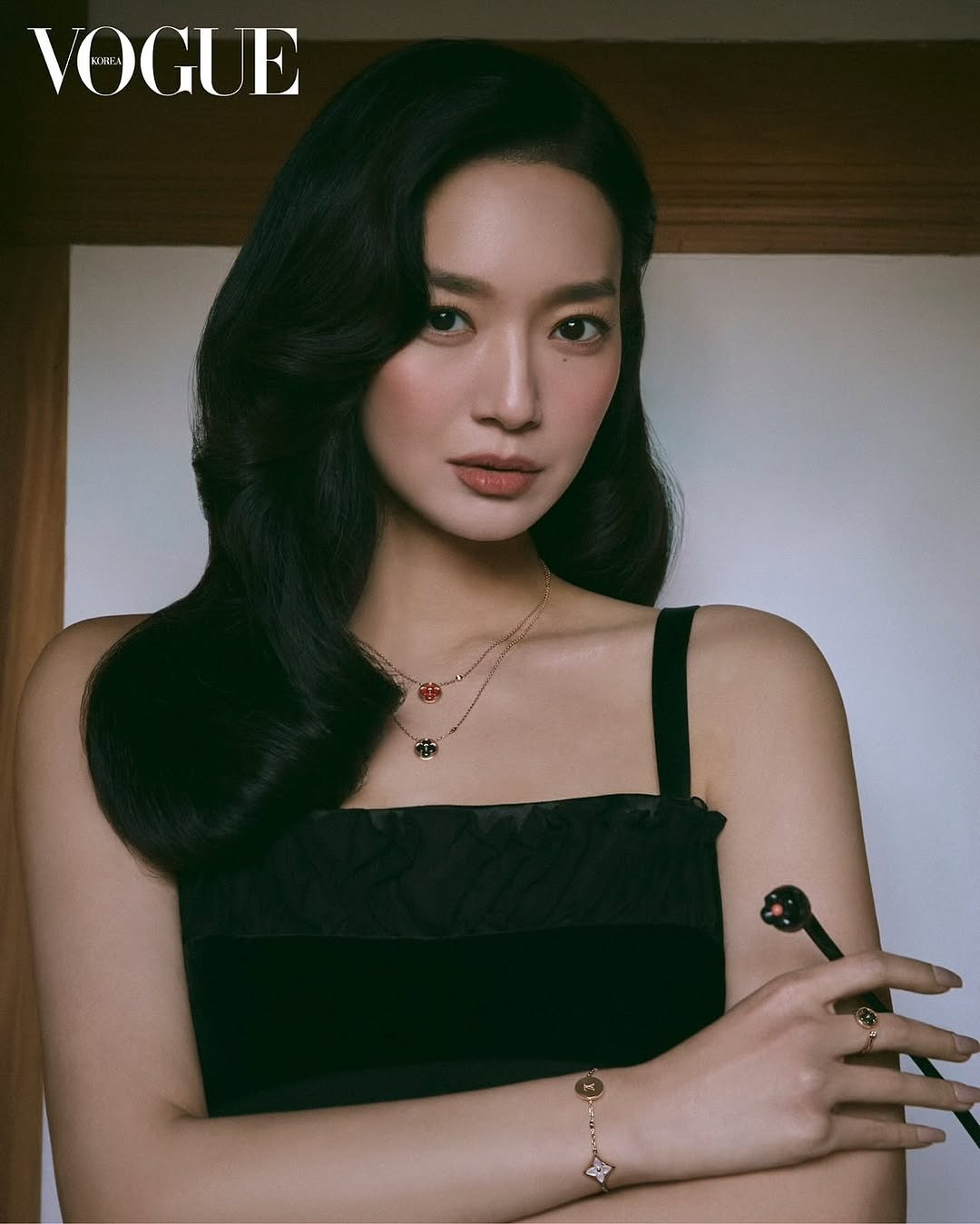 브랜드 화보에서 제품이 돋보이게 손을 잘쓰는 신민아 | 인스티즈