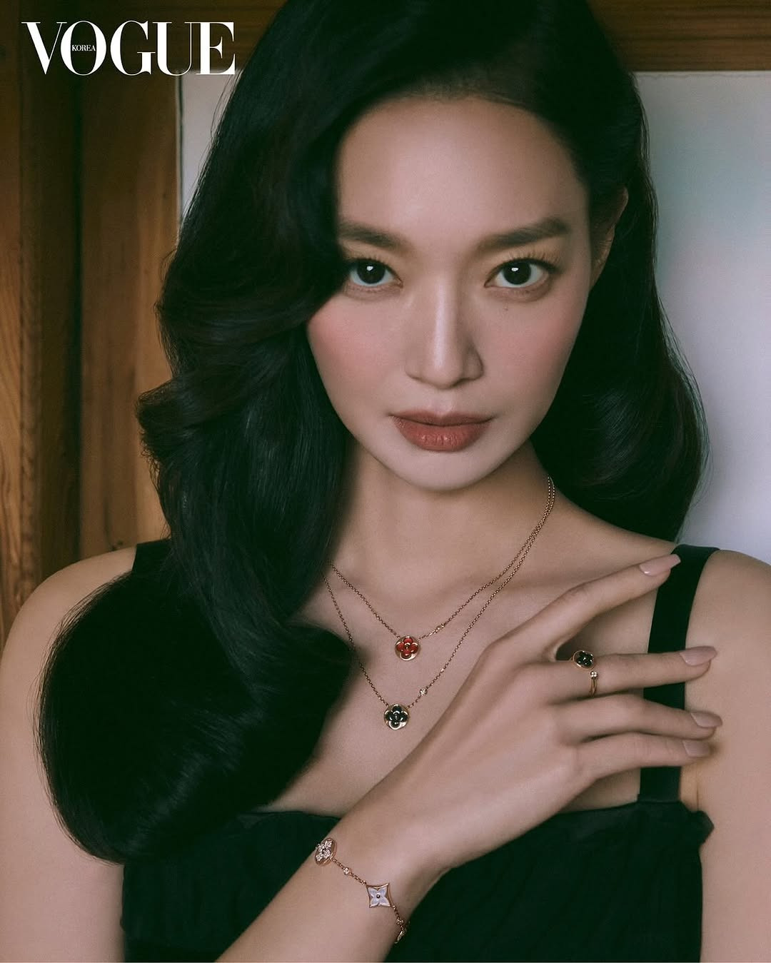 브랜드 화보에서 제품이 돋보이게 손을 잘쓰는 신민아 | 인스티즈
