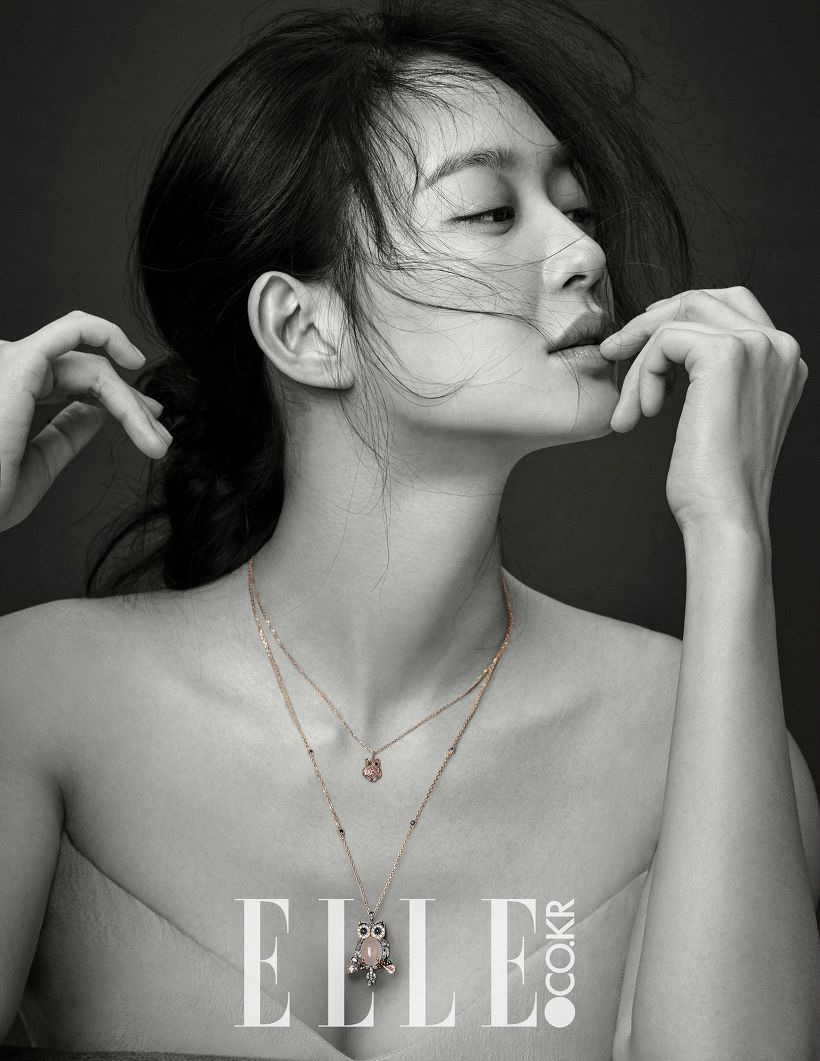 브랜드 화보에서 제품이 돋보이게 손을 잘쓰는 신민아 | 인스티즈