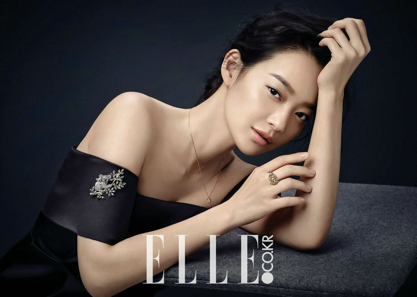 브랜드 화보에서 제품이 돋보이게 손을 잘쓰는 신민아 | 인스티즈