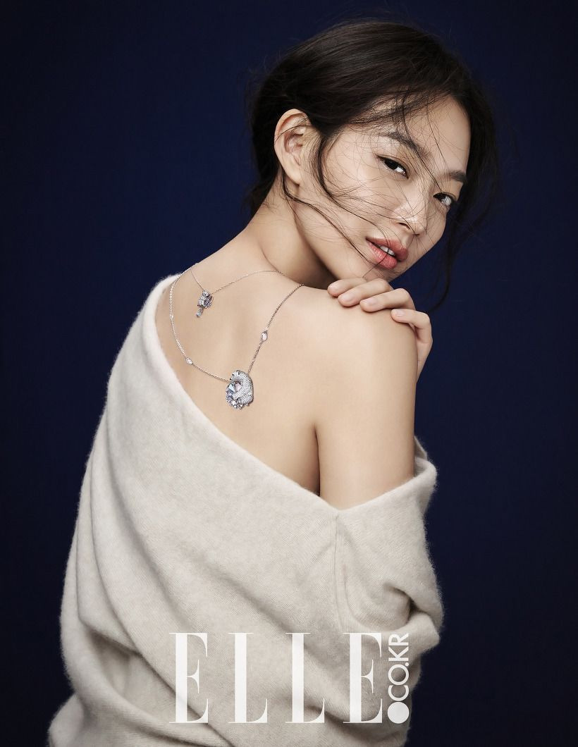 브랜드 화보에서 제품이 돋보이게 손을 잘쓰는 신민아 | 인스티즈