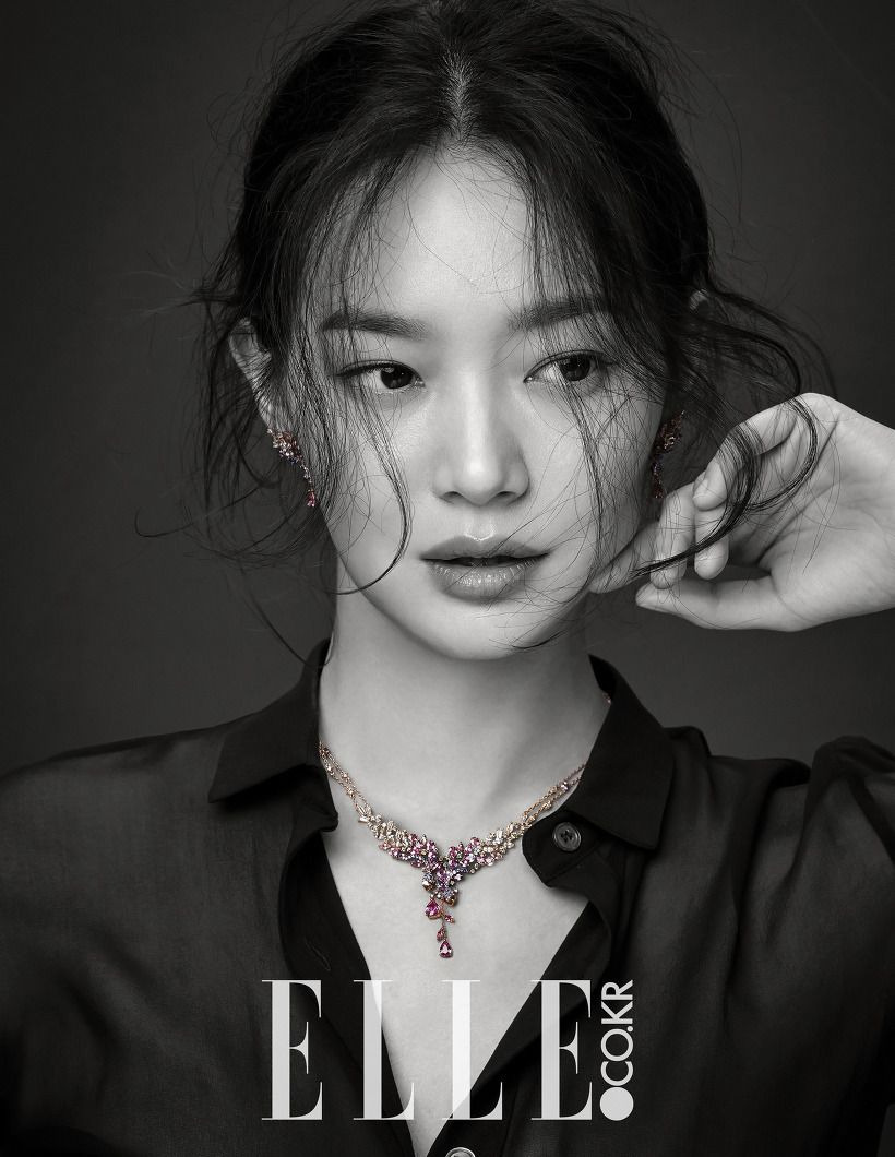 브랜드 화보에서 제품이 돋보이게 손을 잘쓰는 신민아 | 인스티즈