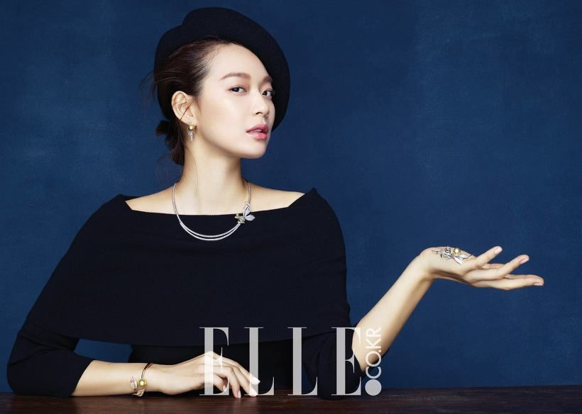 브랜드 화보에서 제품이 돋보이게 손을 잘쓰는 신민아 | 인스티즈