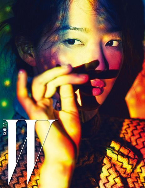 브랜드 화보에서 제품이 돋보이게 손을 잘쓰는 신민아 | 인스티즈