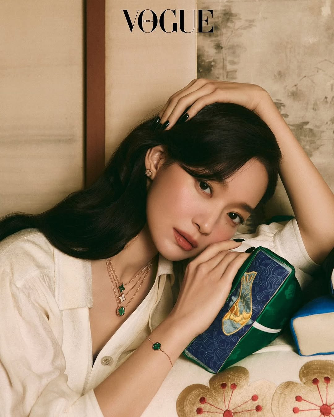 브랜드 화보에서 제품이 돋보이게 손을 잘쓰는 신민아 | 인스티즈