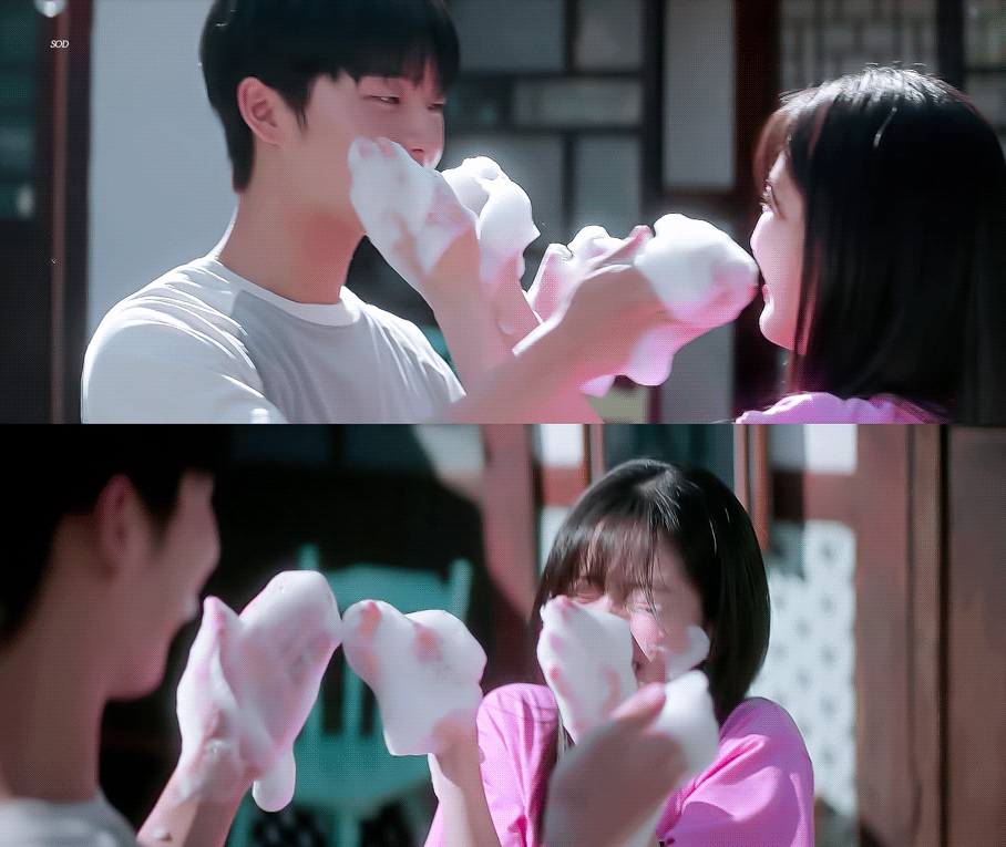 제작진 광대 터지면서 찍은 2002년생 배우들 꽁냥씬.gif | 인스티즈