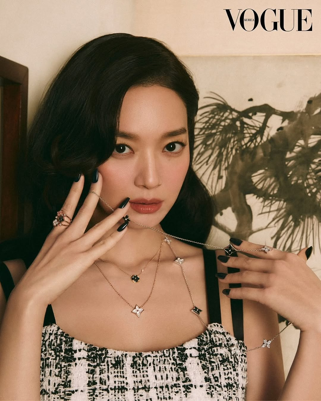 브랜드 화보에서 제품이 돋보이게 손을 잘쓰는 신민아 | 인스티즈