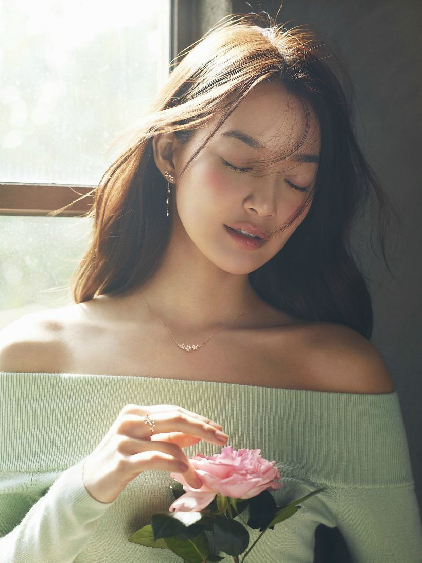 브랜드 화보에서 제품이 돋보이게 손을 잘쓰는 신민아 | 인스티즈
