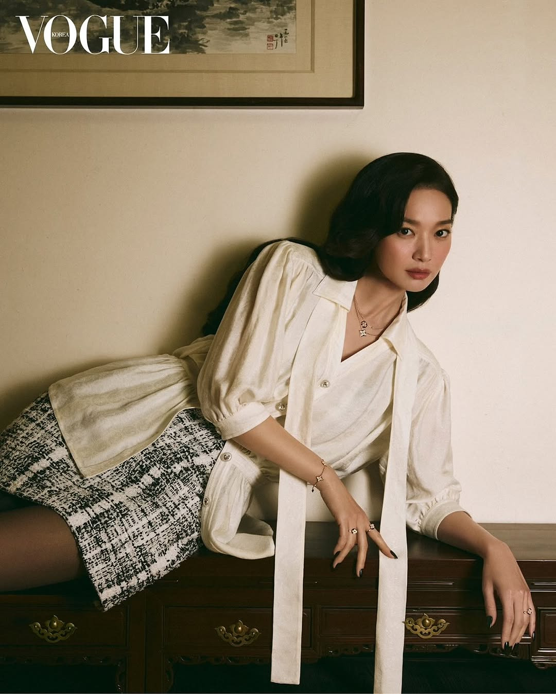 브랜드 화보에서 제품이 돋보이게 손을 잘쓰는 신민아 | 인스티즈
