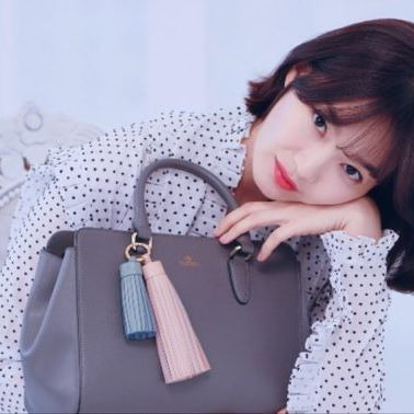 브랜드 화보에서 제품이 돋보이게 손을 잘쓰는 신민아 | 인스티즈
