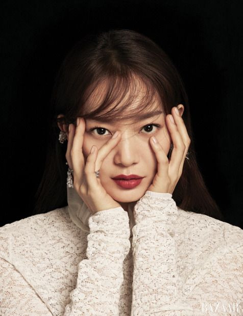 브랜드 화보에서 제품이 돋보이게 손을 잘쓰는 신민아 | 인스티즈