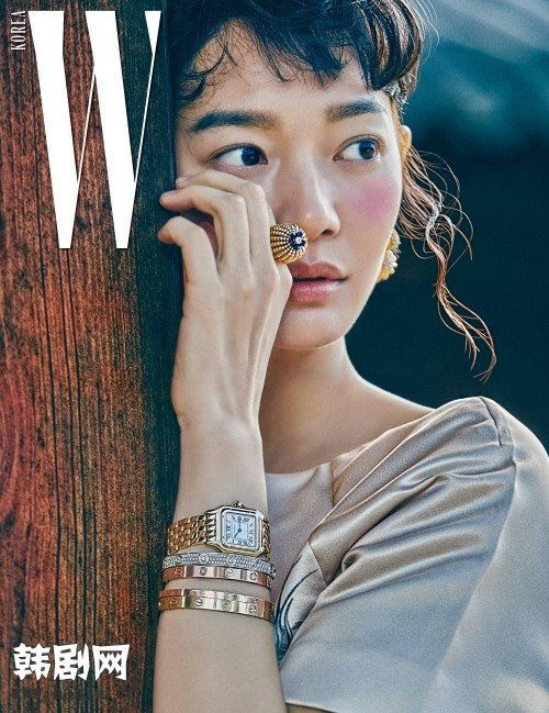 브랜드 화보에서 제품이 돋보이게 손을 잘쓰는 신민아 | 인스티즈
