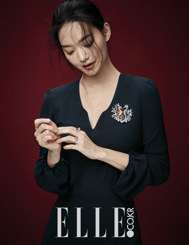 브랜드 화보에서 제품이 돋보이게 손을 잘쓰는 신민아 | 인스티즈