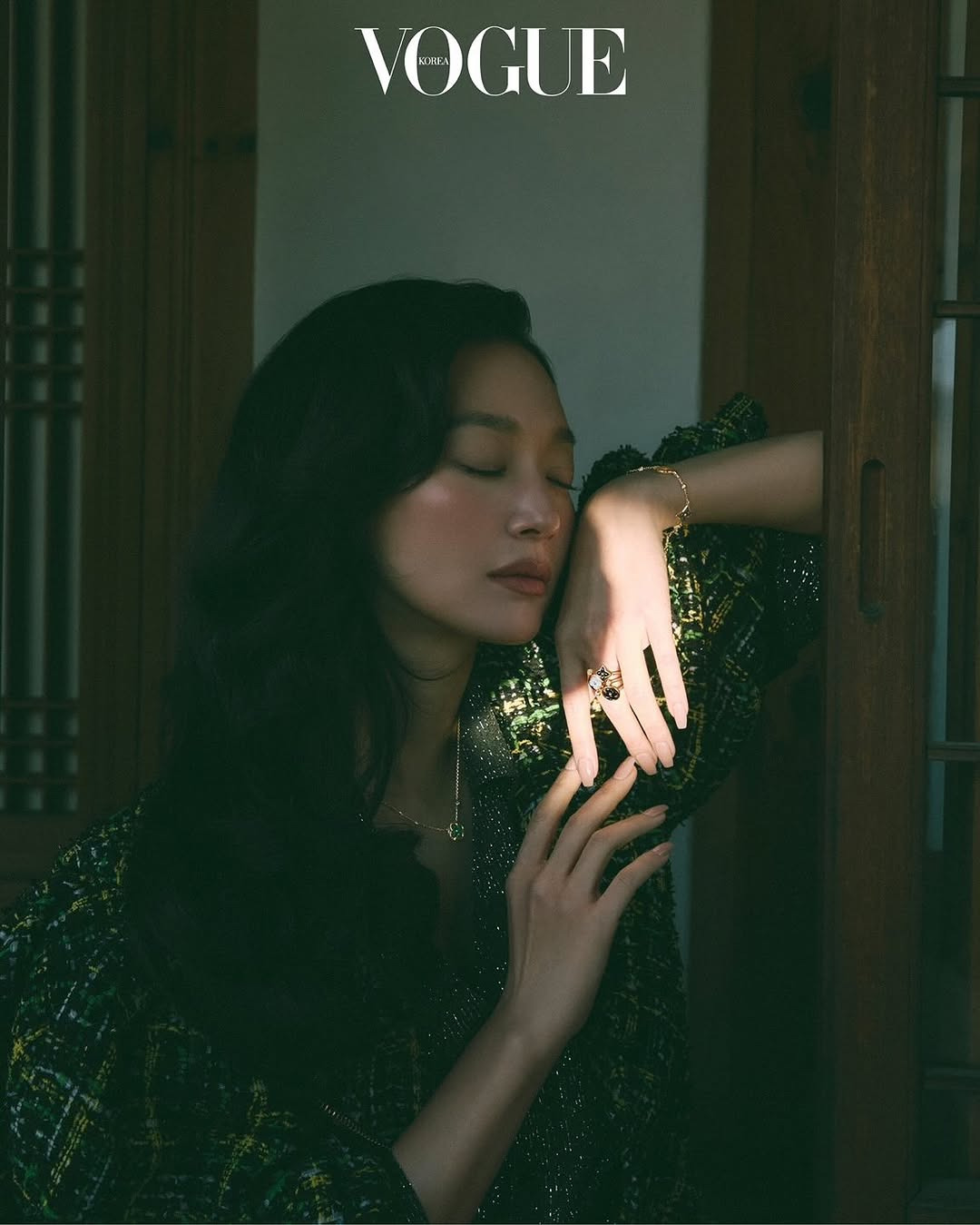 브랜드 화보에서 제품이 돋보이게 손을 잘쓰는 신민아 | 인스티즈