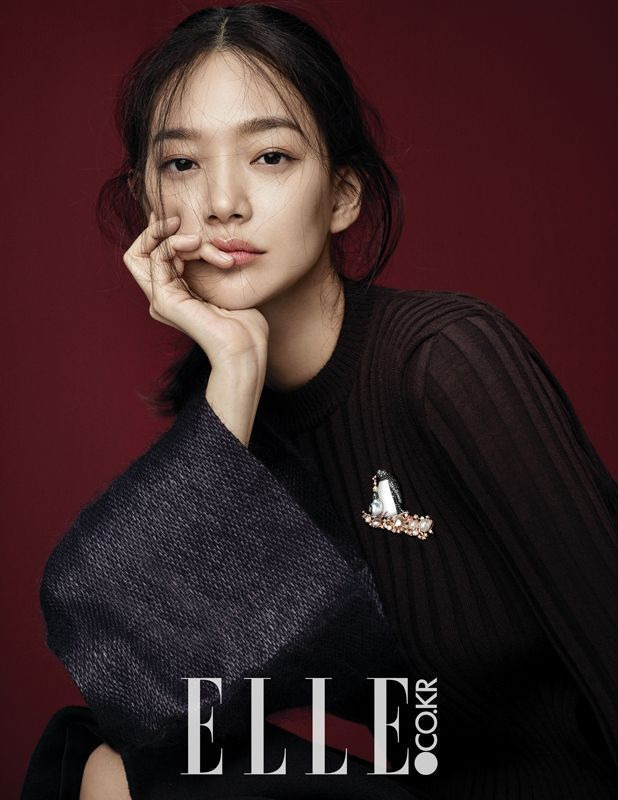 브랜드 화보에서 제품이 돋보이게 손을 잘쓰는 신민아 | 인스티즈