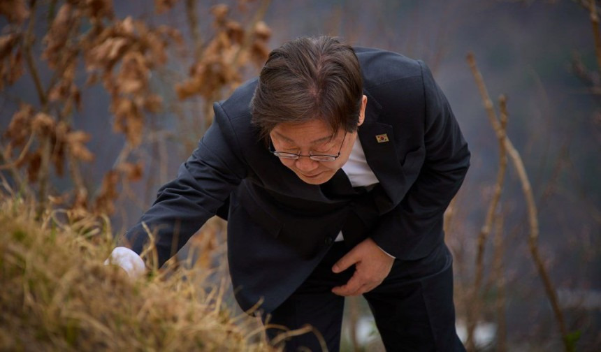 이재명, 고향 안동 방문…부모 선영 참배 | 인스티즈