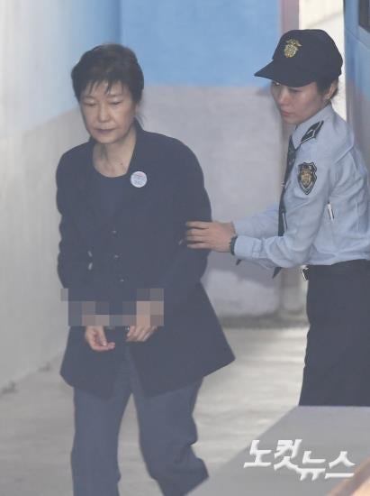 왜 돼지는 포토라인 안 세우고, 지하 지하주차장 통해 법원 가는데? 신종 전관예우냐? | 인스티즈