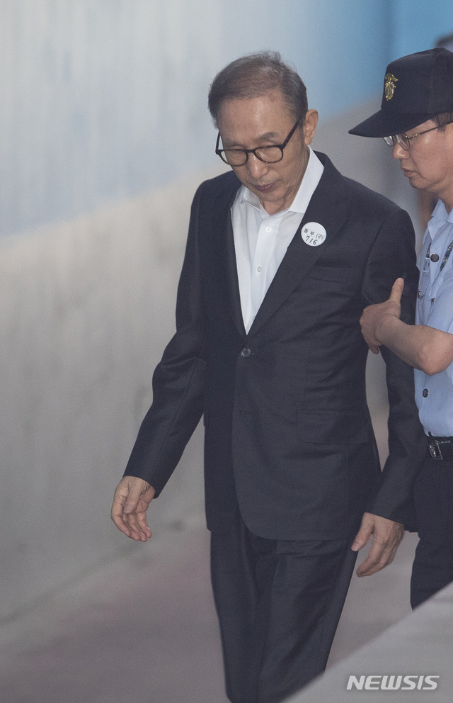 왜 돼지는 포토라인 안 세우고, 지하 지하주차장 통해 법원 가는데? 신종 전관예우냐? | 인스티즈