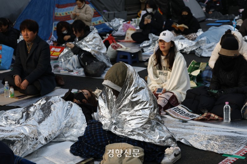 링거 맞고, 잠 쪼개고, 코피 쏟고…광장 최전선의 사람들 | 인스티즈