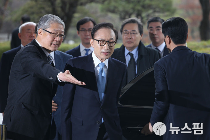 왜 돼지는 포토라인 안 세우고, 지하 지하주차장 통해 법원 가는데? 신종 전관예우냐? | 인스티즈