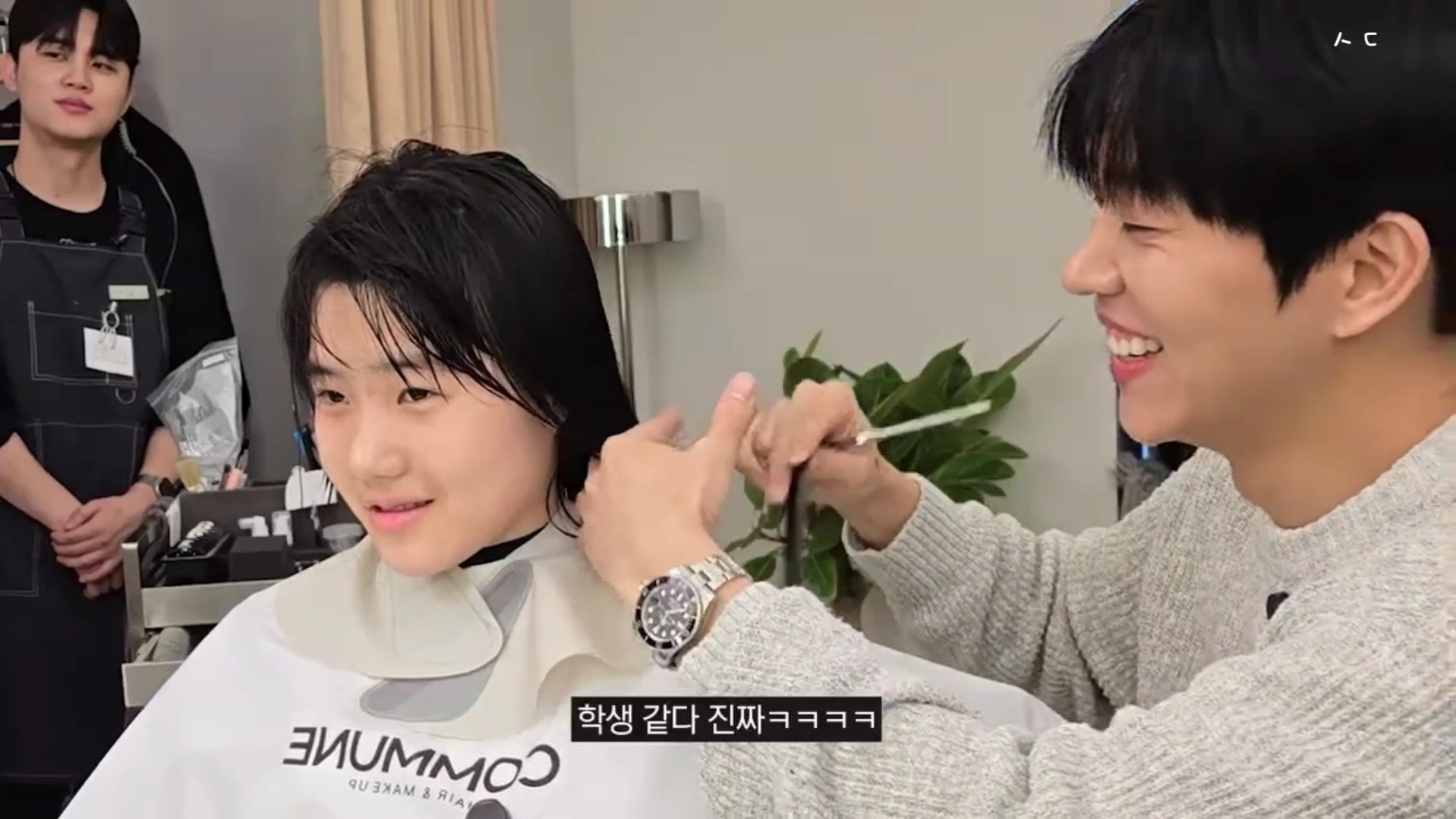 지나가는 할아버지가 기침하다 뱉은 껌이 머리에 붙었는데 미용사가 머리를 이상하게 잘라버려 속상한 중학생ㅠㅠ | 인스티즈