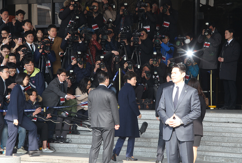 왜 돼지는 포토라인 안 세우고, 지하 지하주차장 통해 법원 가는데? 신종 전관예우냐? | 인스티즈