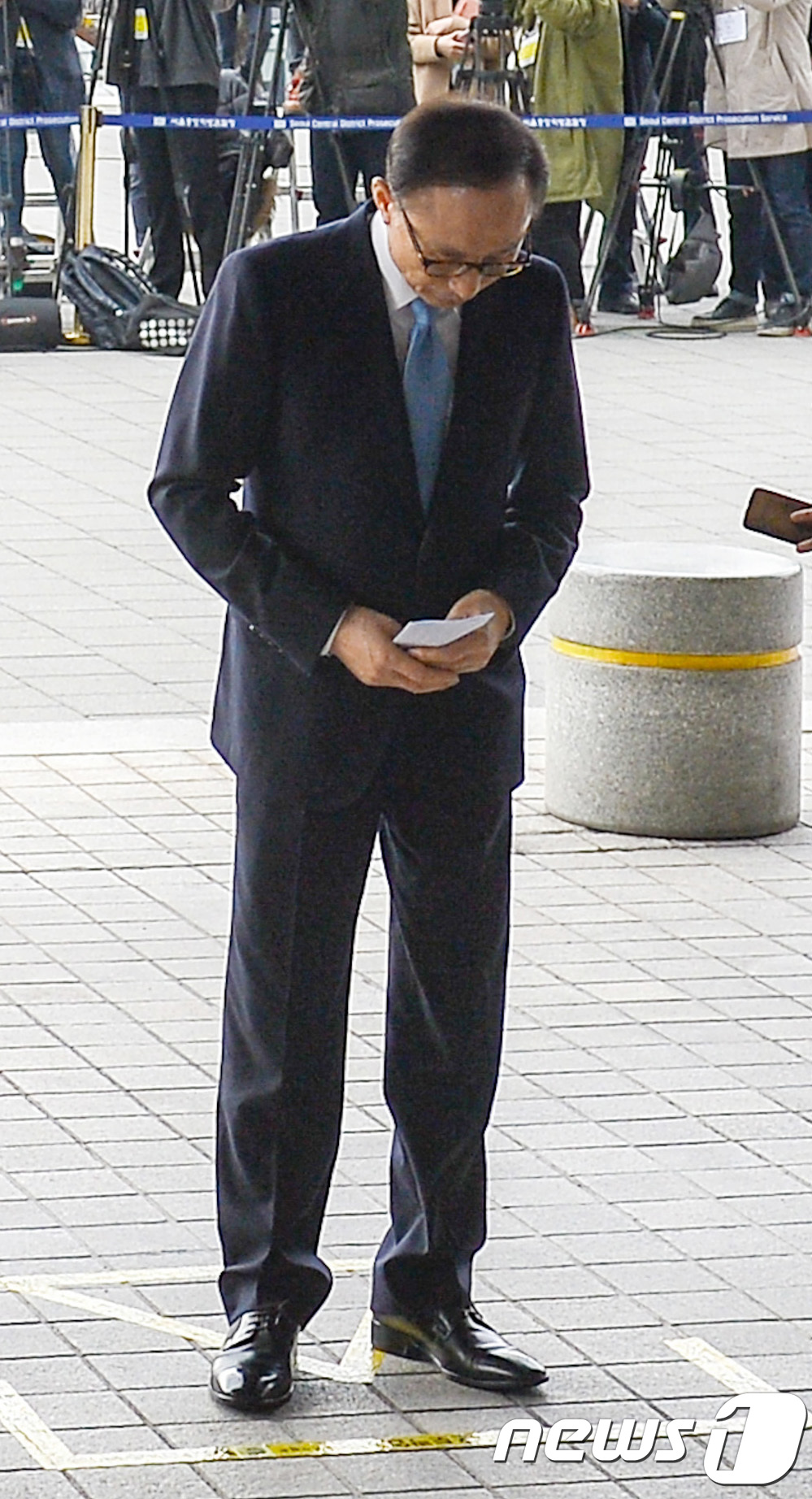 왜 돼지는 포토라인 안 세우고, 지하 지하주차장 통해 법원 가는데? 신종 전관예우냐? | 인스티즈