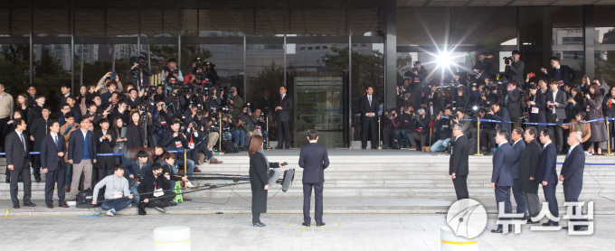 왜 돼지는 포토라인 안 세우고, 지하 지하주차장 통해 법원 가는데? 신종 전관예우냐? | 인스티즈