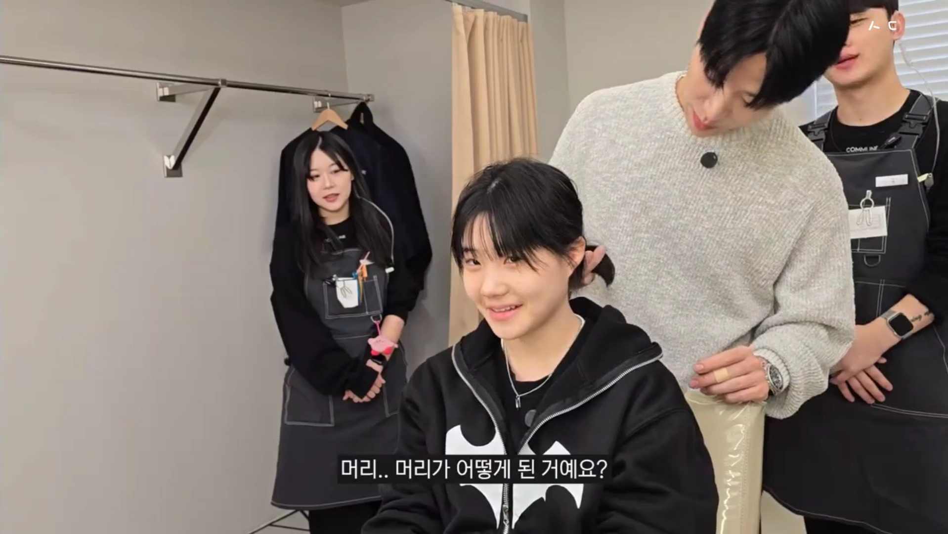 지나가는 할아버지가 기침하다 뱉은 껌이 머리에 붙었는데 미용사가 머리를 이상하게 잘라버려 속상한 중학생ㅠㅠ | 인스티즈