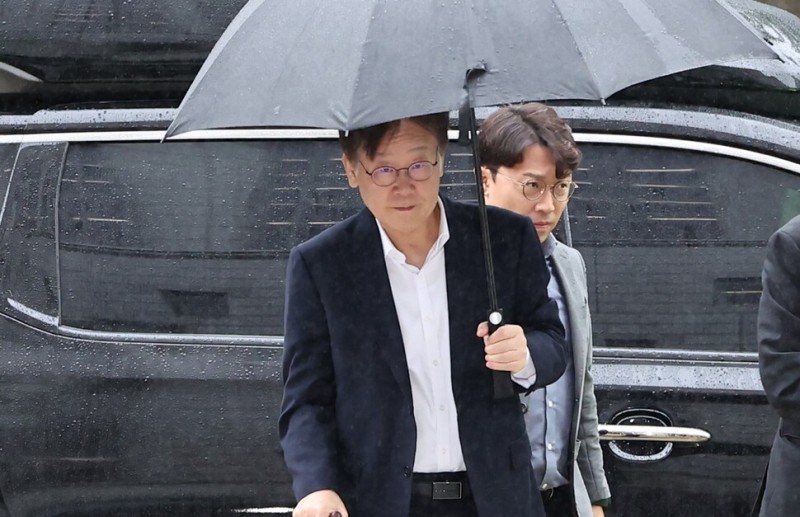 "그는 기어코 우산을 혼자 들었다”…'이재명의 준비' 17일 출간 | 인스티즈