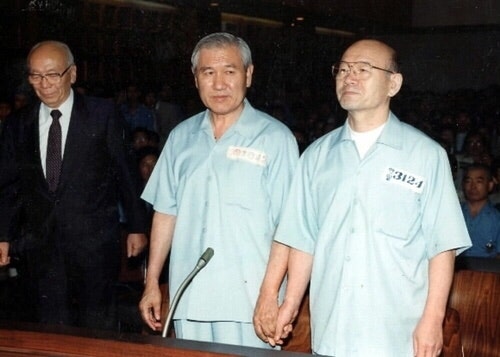왜 돼지는 포토라인 안 세우고, 지하 지하주차장 통해 법원 가는데? 신종 전관예우냐? | 인스티즈