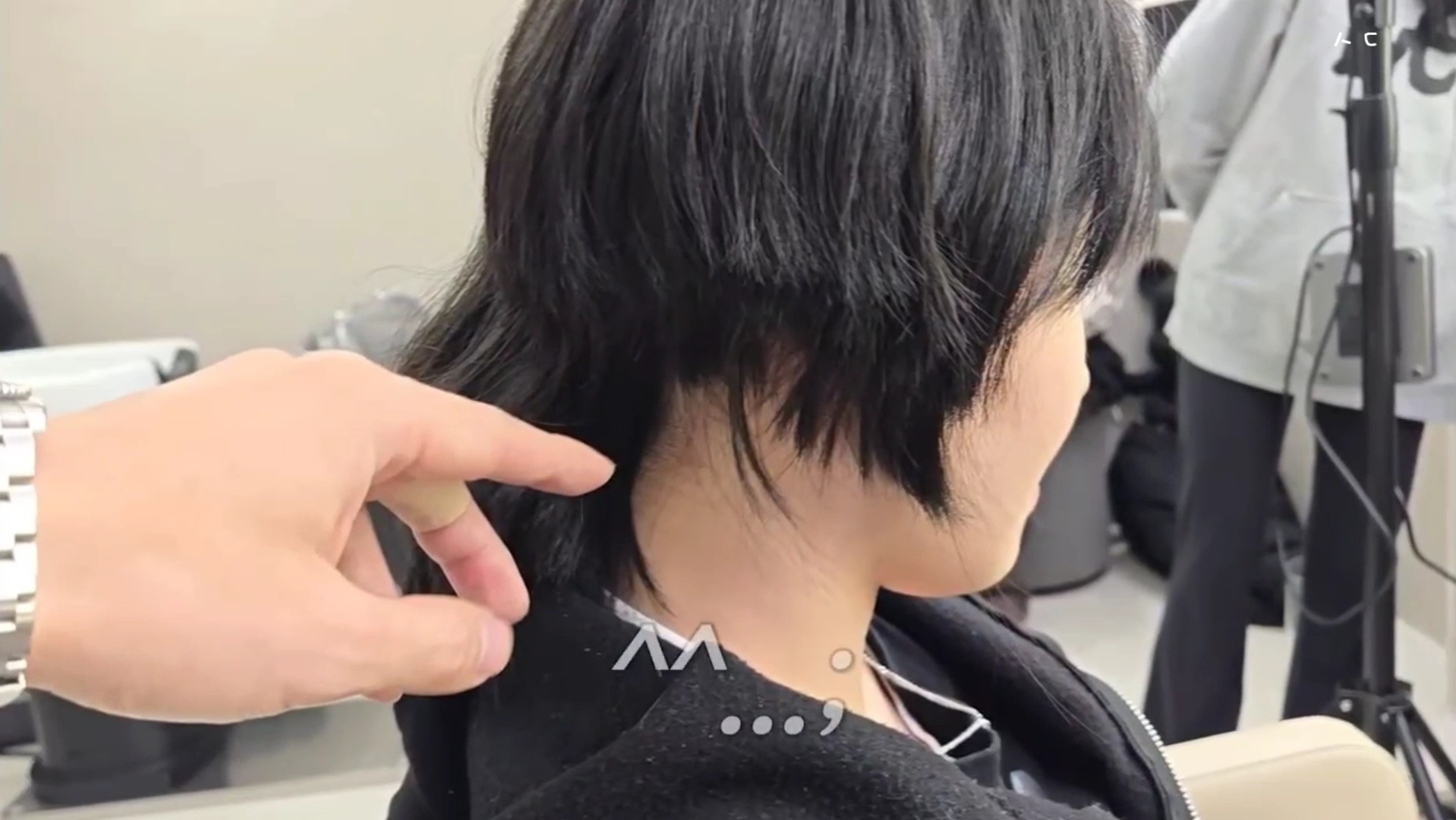 지나가는 할아버지가 기침하다 뱉은 껌이 머리에 붙었는데 미용사가 머리를 이상하게 잘라버려 속상한 중학생ㅠㅠ | 인스티즈