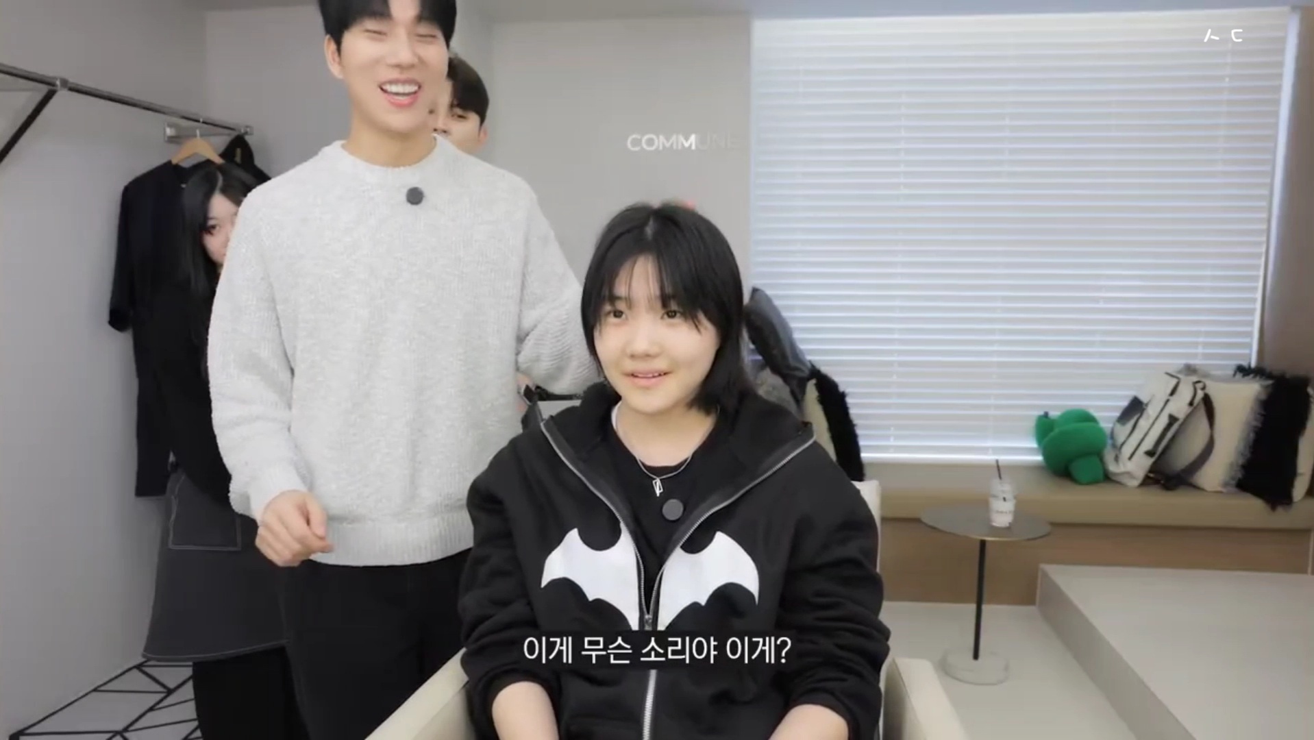 지나가는 할아버지가 기침하다 뱉은 껌이 머리에 붙었는데 미용사가 머리를 이상하게 잘라버려 속상한 중학생ㅠㅠ | 인스티즈