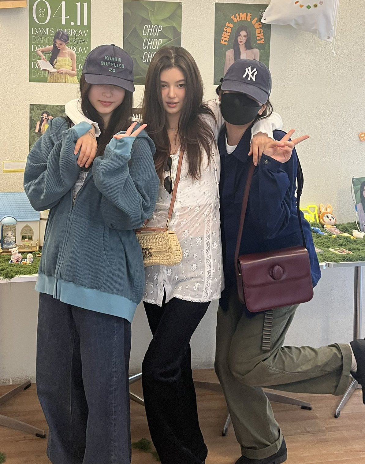 다함께 홍대 생일카페 놀러간 뉴진스(NJZ) 다니엘, 해린, 혜인 | 인스티즈