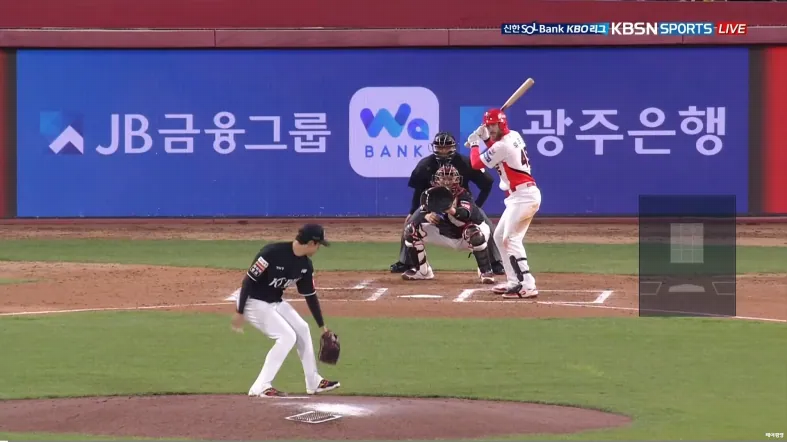비매너에 비매너로 맞서는 KT 고영표.GIF | 인스티즈