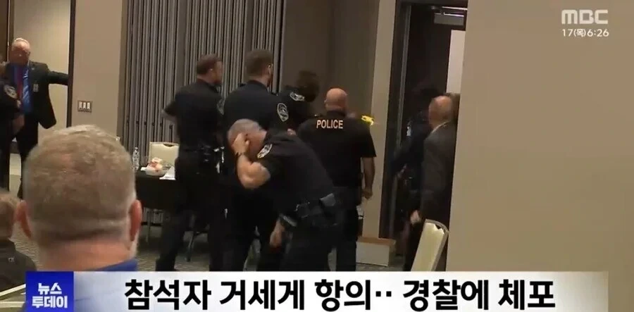 미국, 반트럼프에 입틀막 체포 | 인스티즈
