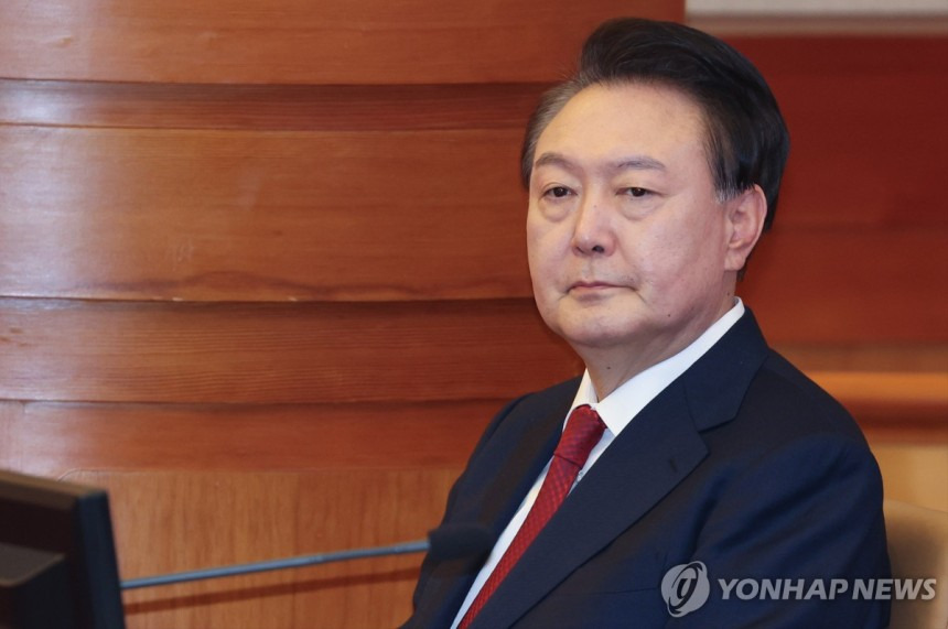 '피고인 尹' 법정 모습 언론 통해 공개…재판부, 촬영 허가 | 인스티즈