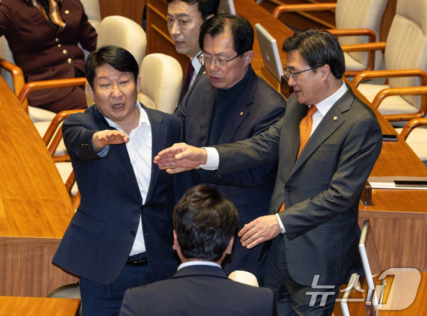  오늘 본회의에서 개싸운 민주당과 국짐 국회의원들
