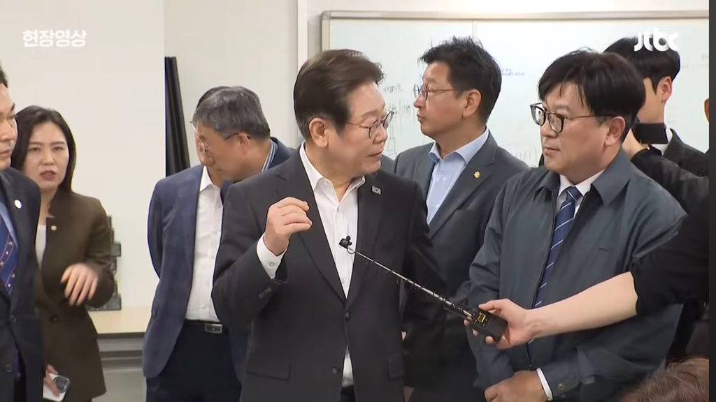 로봇 연구 둘러보던 이재명 "근데 혹시"...문득 꺼내든 질문이 | 인스티즈
