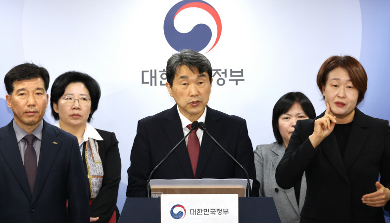  결국 항복한 정부…의대정원 2년 전으로 돌아간다