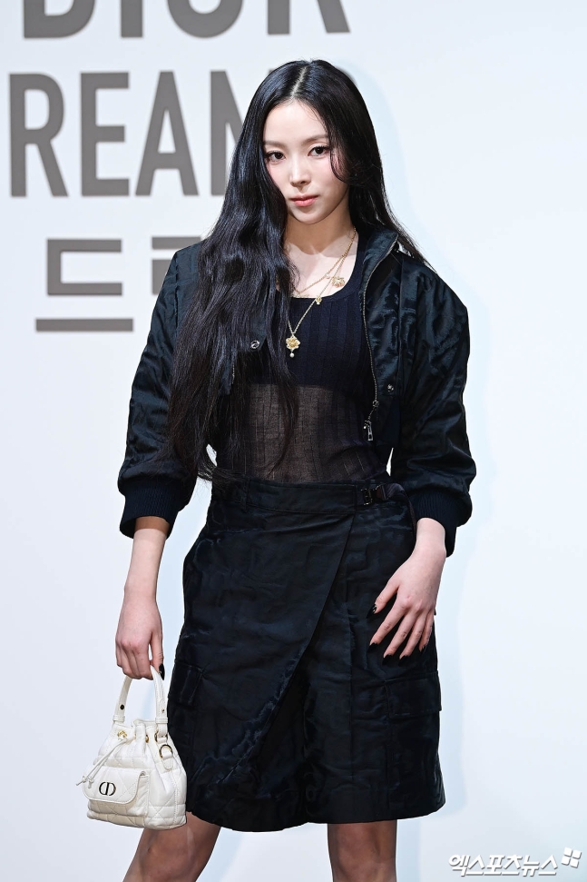  오늘자 디올 행사장에 초청된 신인 여돌.jpg