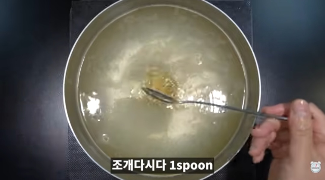 밖에서 사먹는 바지락 칼국수 육수에는 조개다시다 + 멸치다시다 + 멸치액젓 + 꽃소금 + 다진마늘이 들어갑니다.ytb | 인스티즈